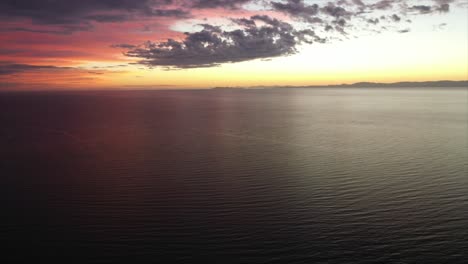 drone filmando una isla que viaja de derecha a izquierda en una hermosa puesta de sol