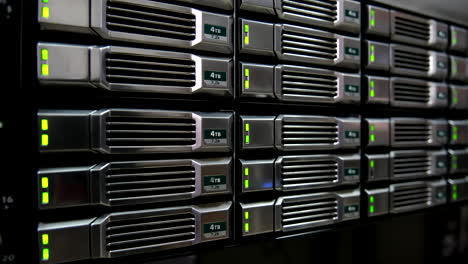 primer plano de discos duros de 4 tb en un rack de servidor