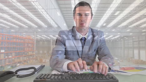 animación de una vista aérea del almacén sobre un hombre caucásico confundido escribiendo en el teclado en la oficina