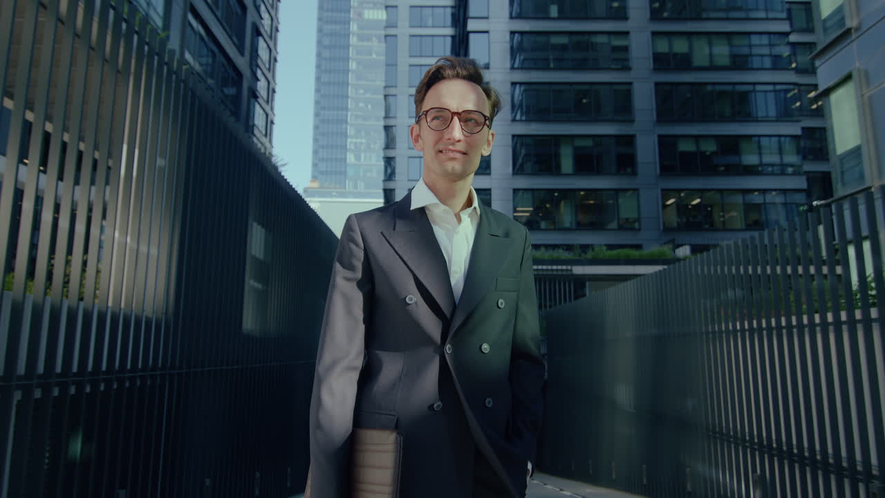 un hombre de negocios exitoso sonriendo a la salida del distrito financiero.