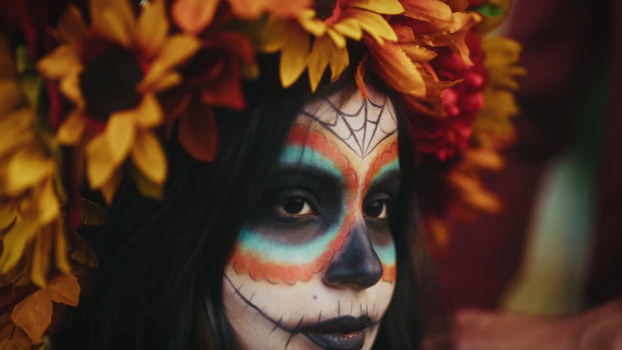 Il giorno della donna morta con il trucco del teschio di zucchero e la corona floreale