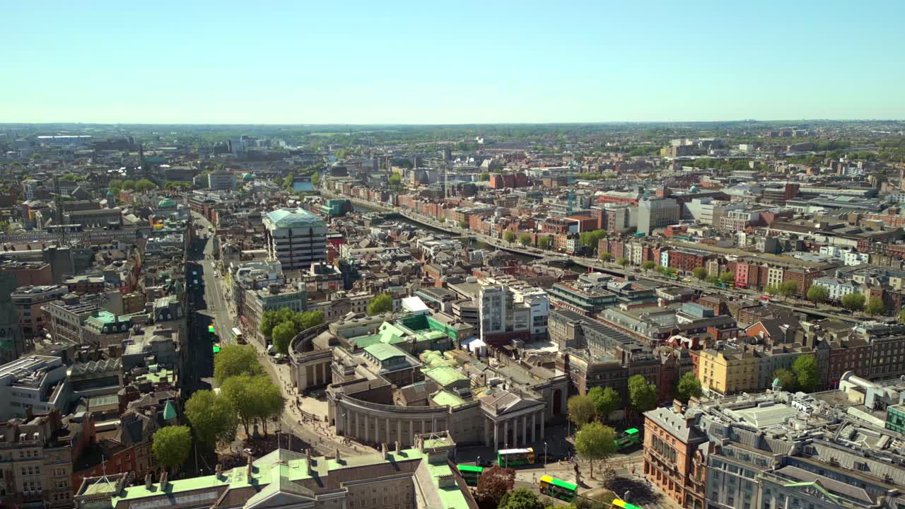 Ultravidvinkel luftvideo av campus og omkringliggende områder ved Trinity College i Dublin, Irland på en solrik dag. Filmet i 4K, 60FPS og med Rec709-farger.