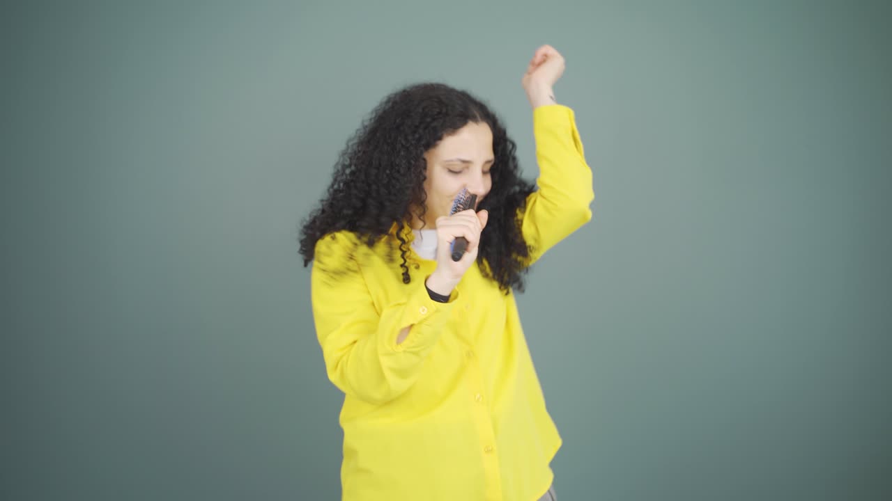 la joven está cantando.