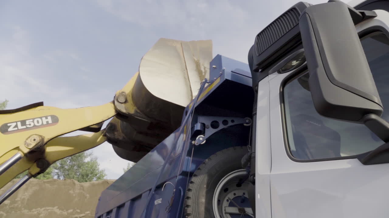 발굴기 로딩 덤프 트럭