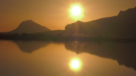 Amanecer-Sobre-Las-Montañas-Con-Reflejo-En-El-Lago