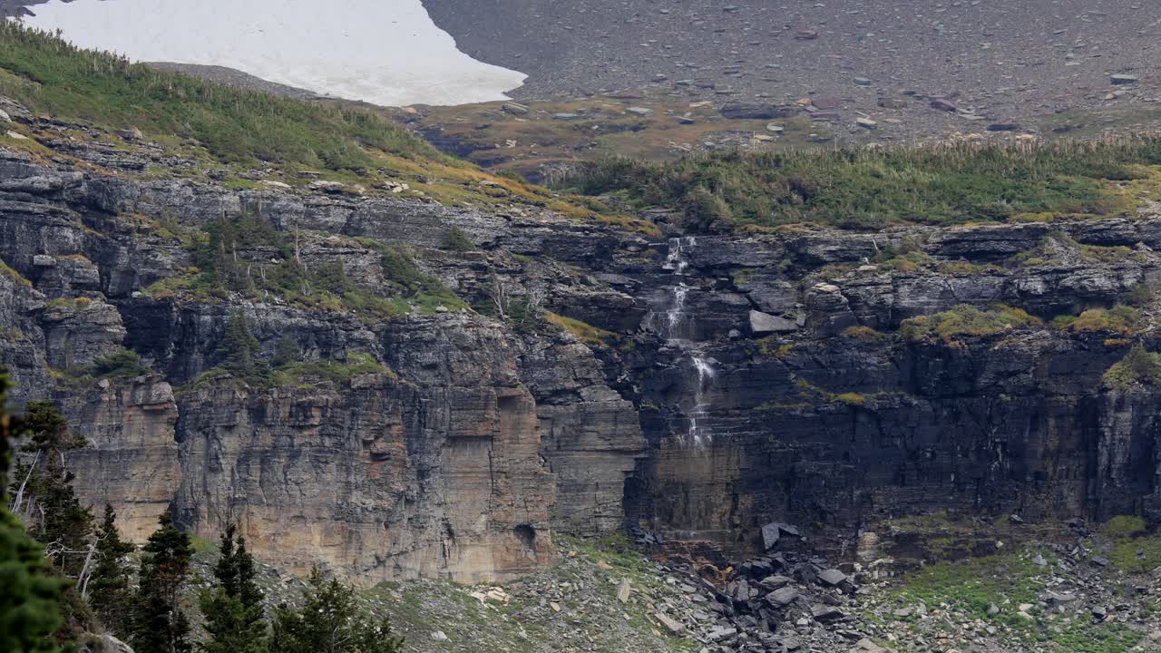 водопад с тающего ледника в конце сентября 2022 года в национальном парке глетчер, монтана