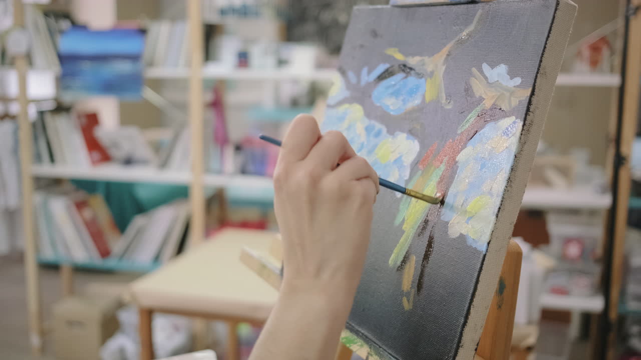 미술 스튜디오 에서 기둥 에 그림 을 그리는 여자