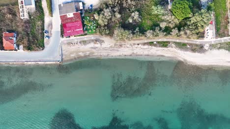 Imágenes-Aéreas-De-Arriba-Hacia-Abajo-De-La-Costa-En-Maratón,-Grecia