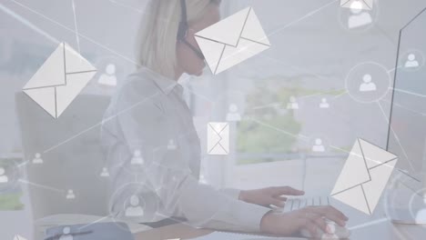 animación de iconos de mensajes cayendo sobre una ejecutiva de atención al cliente caucásica sonriendo en la oficina.