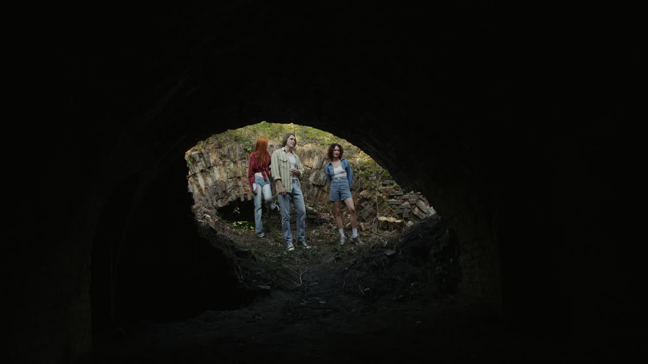친구 들 이 버려진 터널 을 탐험 하고 있다