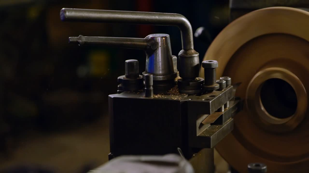 машины и инструменты в мастерской 4k