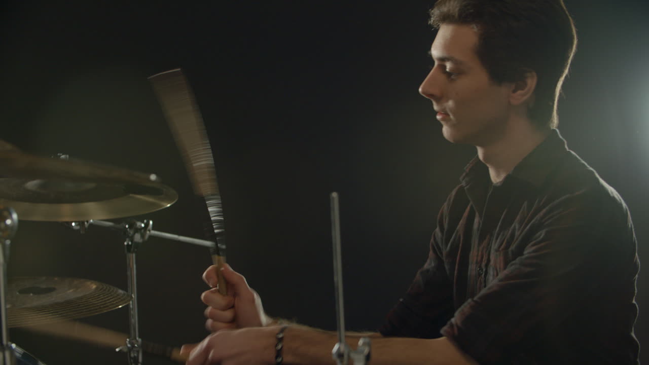 secuencia de movimiento lento del baterista tocando el kit de batería