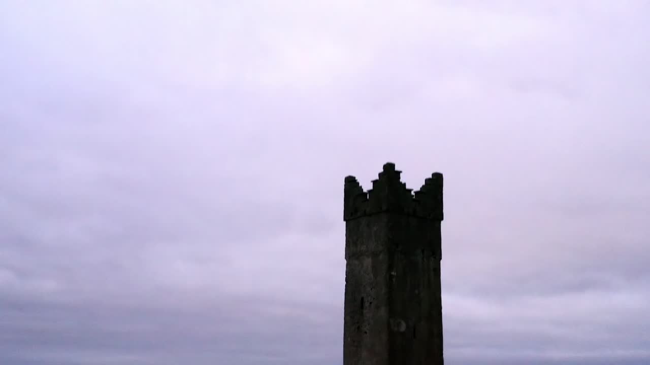 inclinación aérea dinámica captura la torre virgen en la luz azul, co