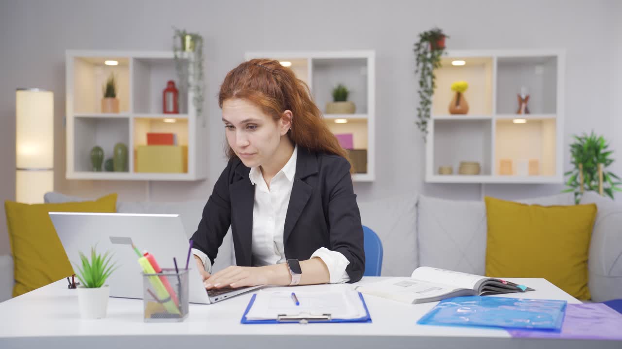Impiegata in smart working con mal di occhi