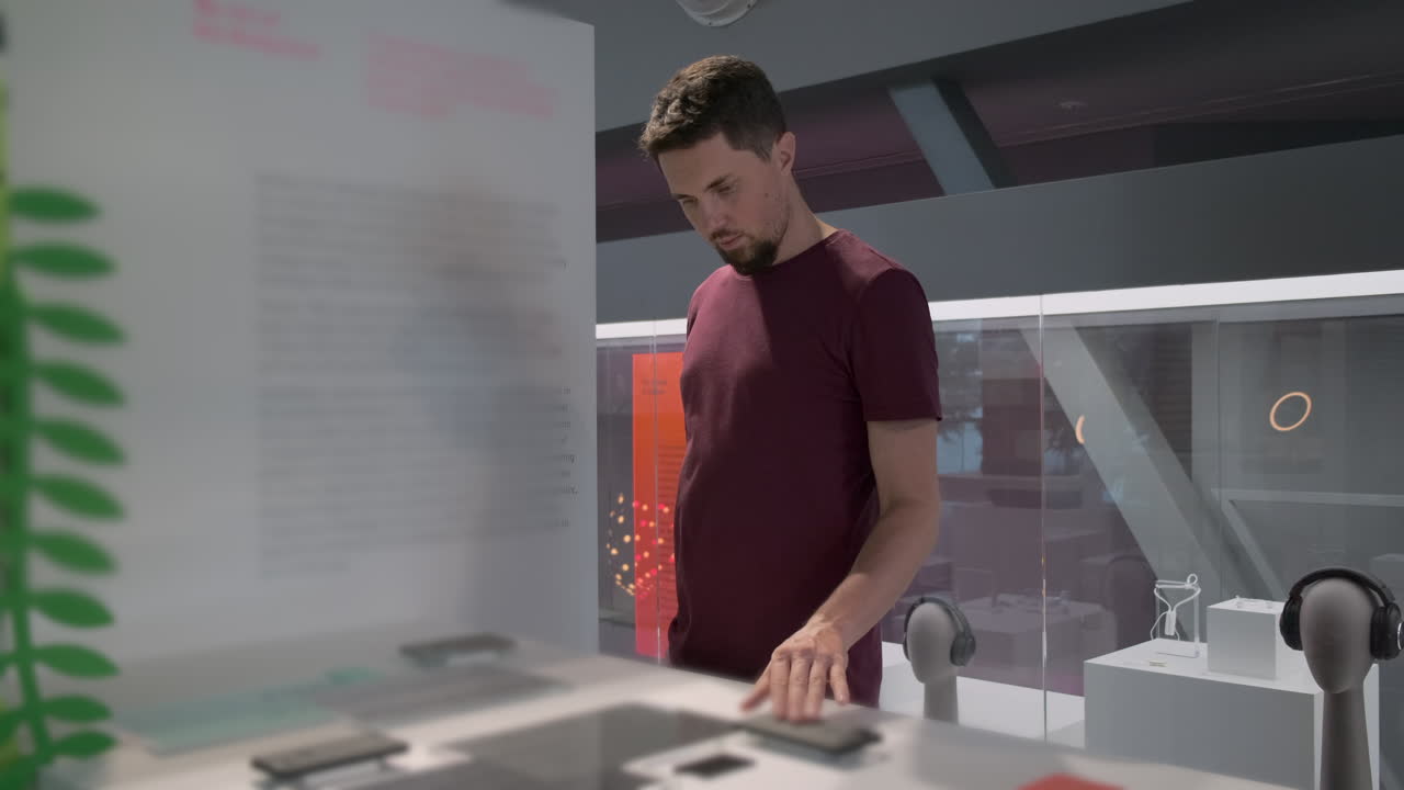 hombre interactuando con una exposición interactiva en un museo