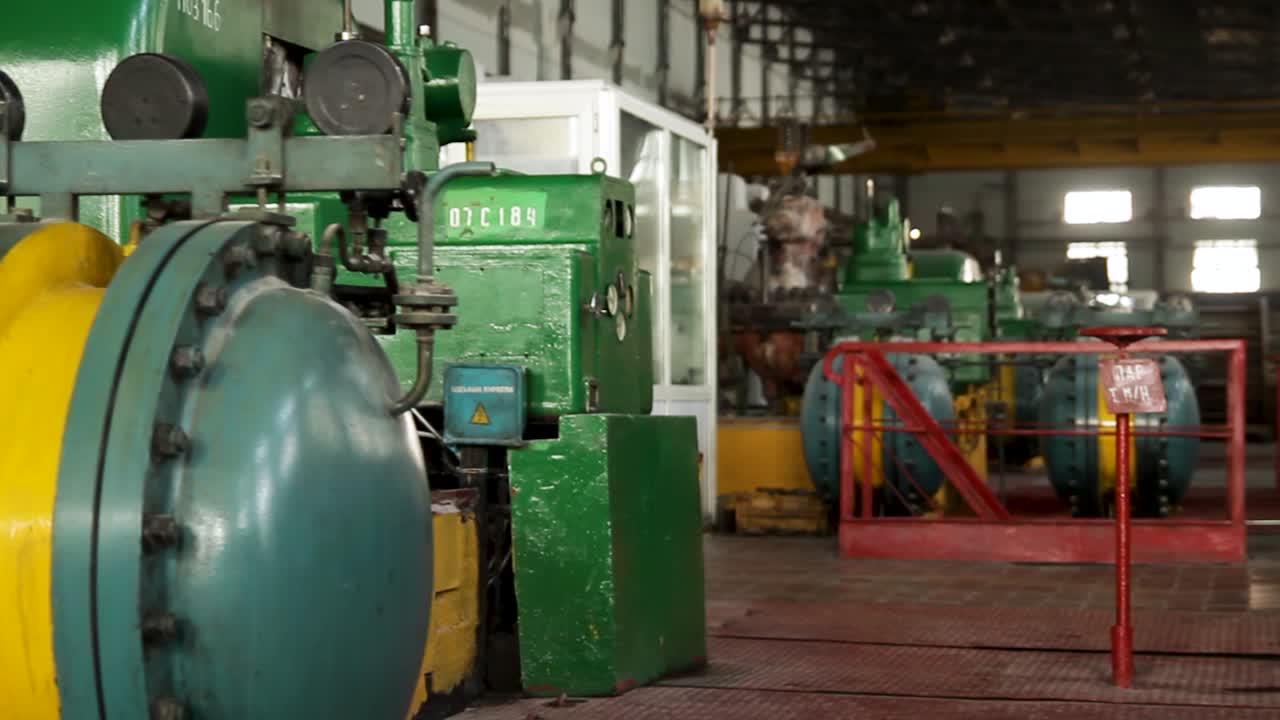 maquinaria industrial en una fábrica