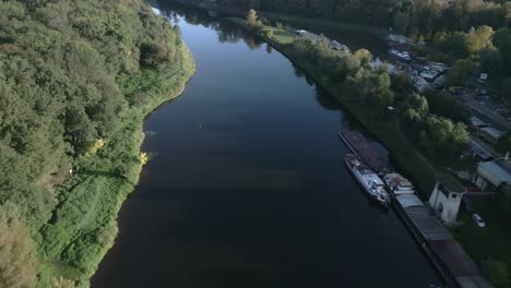 Luftaufnahme-Des-Breiten-Flussbettes-Der-Elbe-In-Mittelböhmen