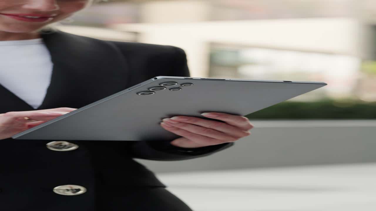 mujer usando una tableta