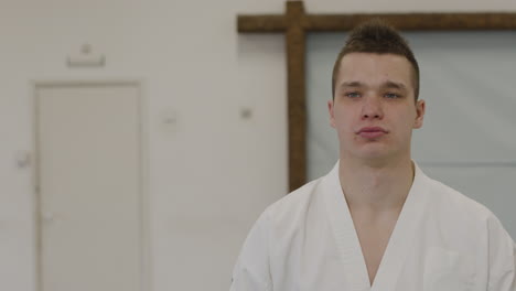 ein kaukasischer mann in einem dojo