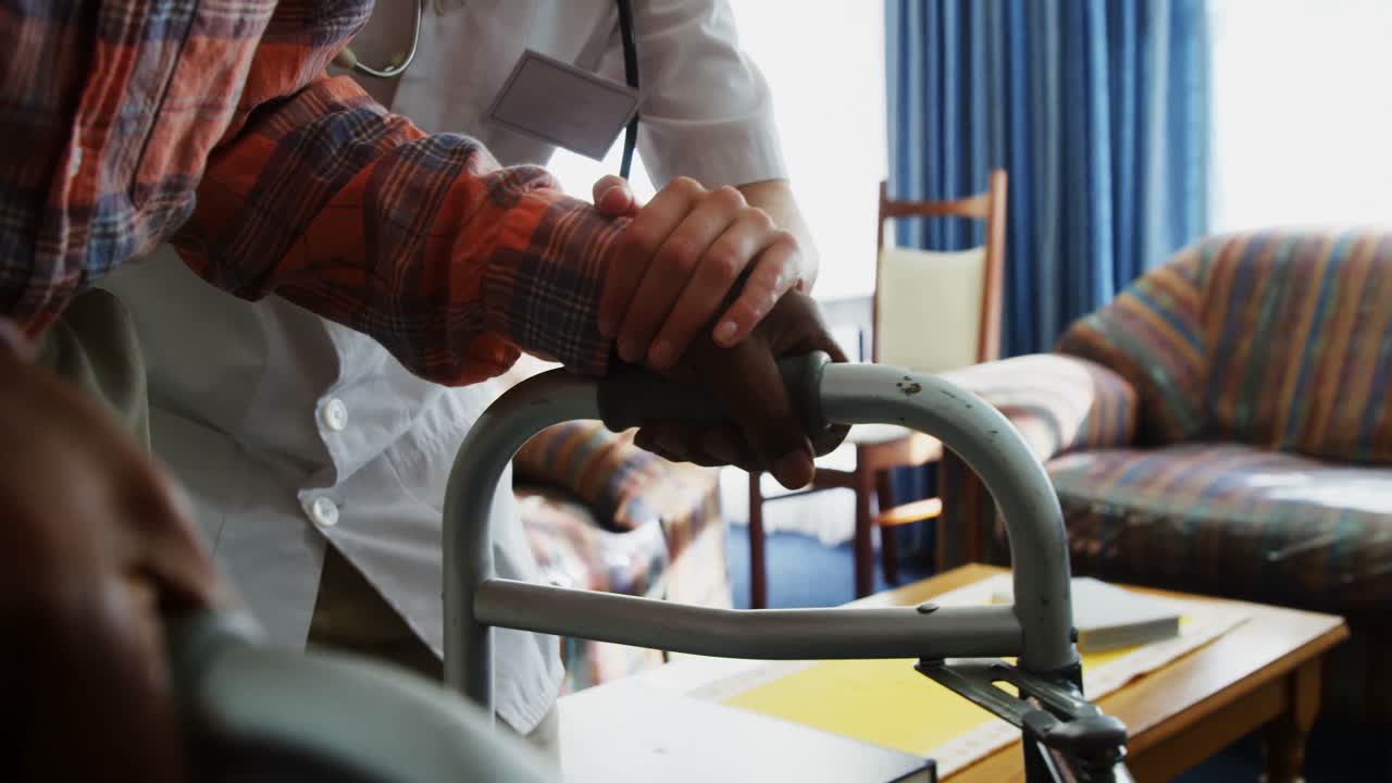 doctora ayudando a un hombre mayor a caminar con andadores plegables 4k
