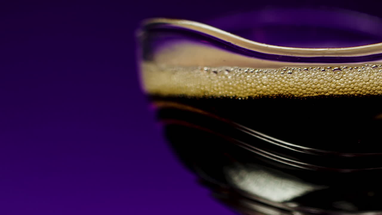 유리잔에 담긴 어두운 맥주의 클로즈업