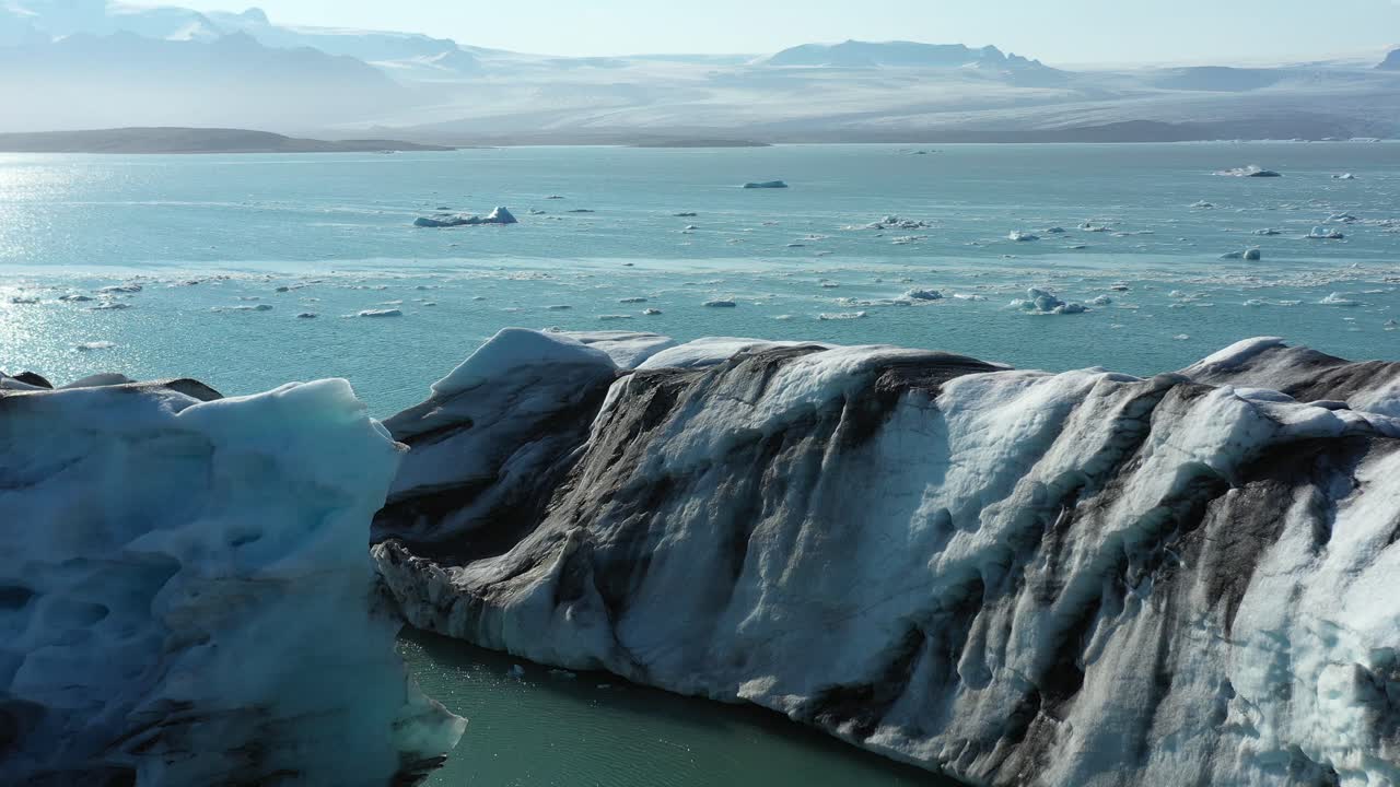 아이슬란드 의 빙하 호수 에 있는 빙산 들
