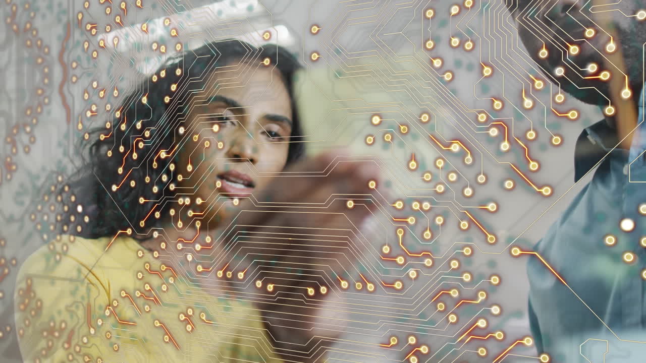 animación del procesamiento de datos sobre diversas personas de negocios hablando