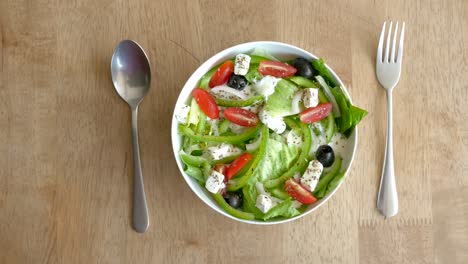 ensalada griega en una mesa de madera