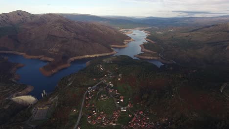 volando sobre lindoso en portugal