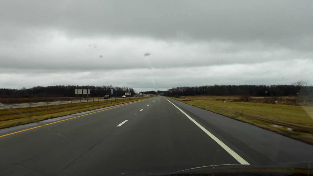 구름 인 날 에 열린 고속도로 를 내려가는 것