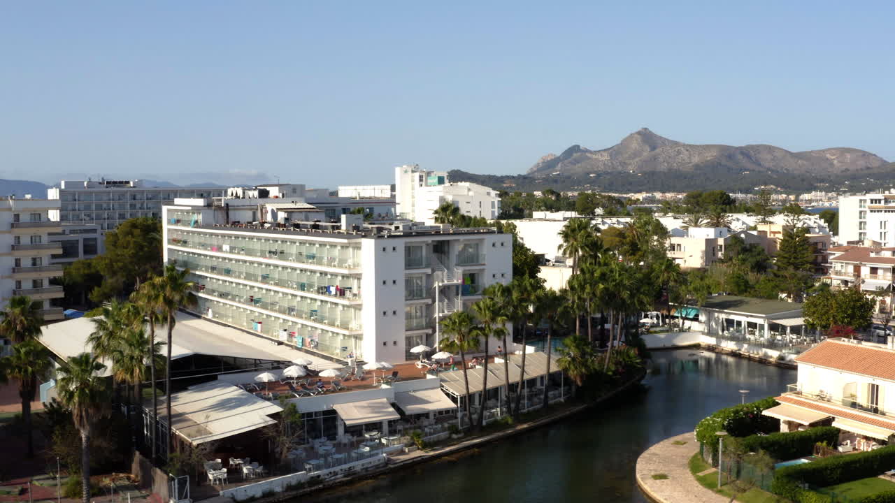 área residencial con hoteles y villas alrededor del canal en la ciudad de alcudia