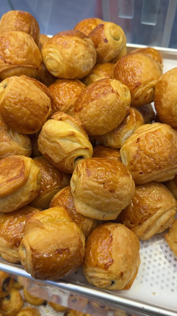 Deliziosi e freschi Pain au Chocolat ammucchiati su un vassoio