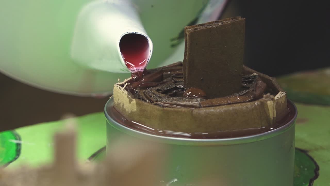 참호 양초는 자원 봉사 도우미가 만듭니다.