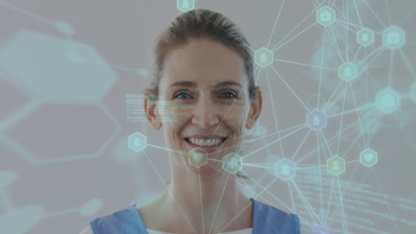 animación de la red de conexiones y procesamiento de datos sobre una doctora sonriente