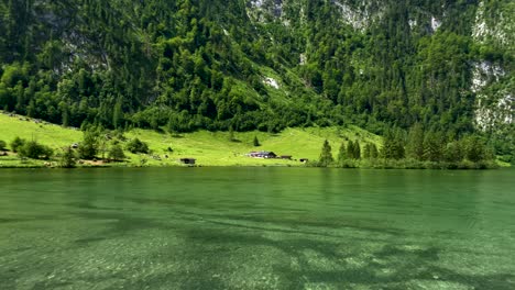 Hermosas-Montañas-Verdes-Y-Un-Lago-Natural-Cristalino-Durante-El-Día-Soleado-En-Los-Alpes-De-Alemania---Naturaleza-Idílica-Con-Vista-Panorámica