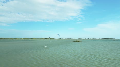 Desde-Arriba,-Vemos-A-Un-Surfista-De-Kitesurf-Navegando-A-Toda-Velocidad-Por-Las-Aguas-Del-Río-Danubio-En-Un-Día-Ventoso-De-Finales-De-Verano.