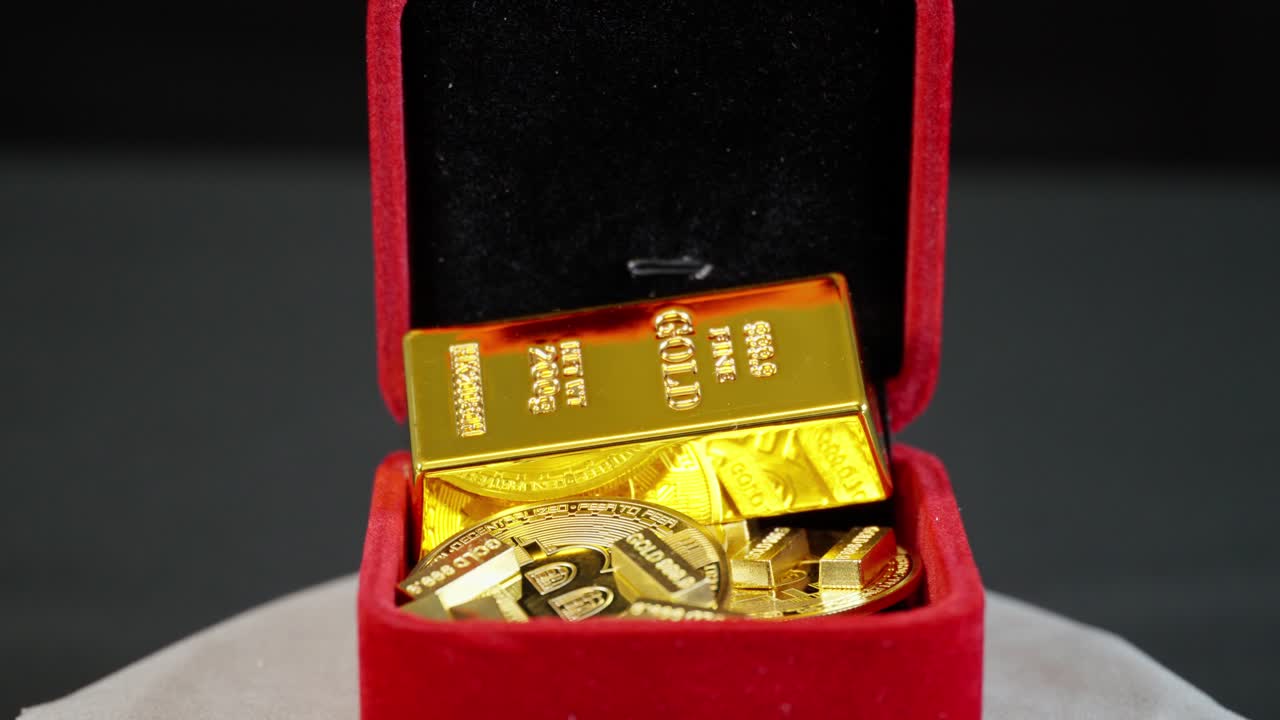 황금 비트코인과 황금 막대가 있는 은 보석 상자는 어두운 배경에서 회전하여 디지털 부를 상징합니다.