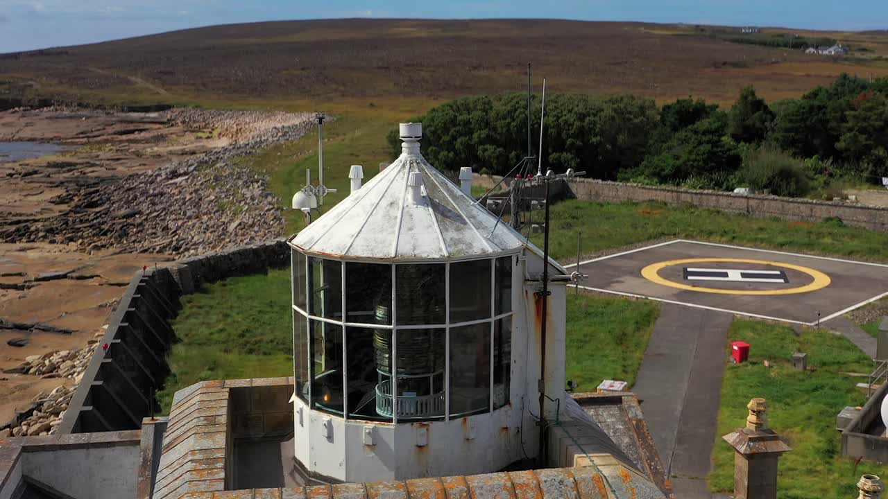 Luftoptagelse der stiger op og scanner Blacksod Lighthouse og ender ved dens lanterne, der fremhæver detaljer. Blacksod, Irland