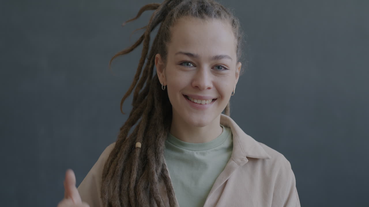mujer sonriente dando pulgares hacia arriba