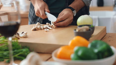 cocinar, hongos y manos de hombre con cuchillo