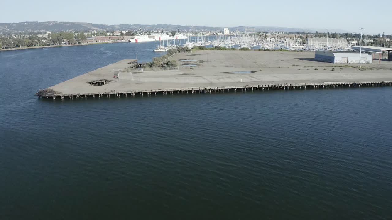 una bicicleta de montaña se encuentra en primer plano cuando la cámara pasa sobre ella y vuela hacia el cielo a gran velocidad