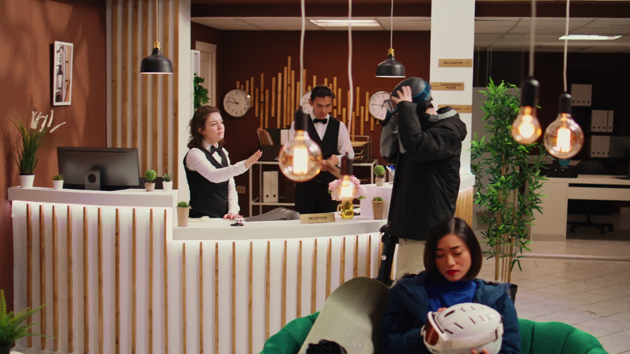직원 들 이 리셉션 데스크 에서 고객 을 환영 하는 것