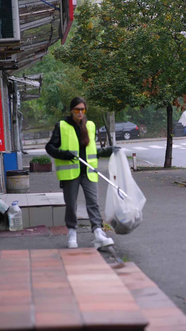 mujer limpiando las calles de la ciudad