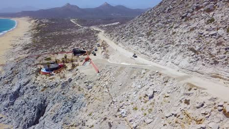 buena antena de un vehículo todo terreno acelerando en un camino de tierra cerca de cabo baja méxico