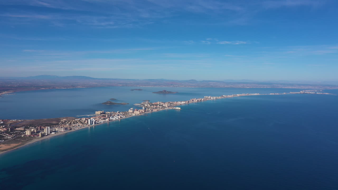 de 21 km de largo y 100 metros de ancho desde el cabo de palos hasta la punta del mojón, españa