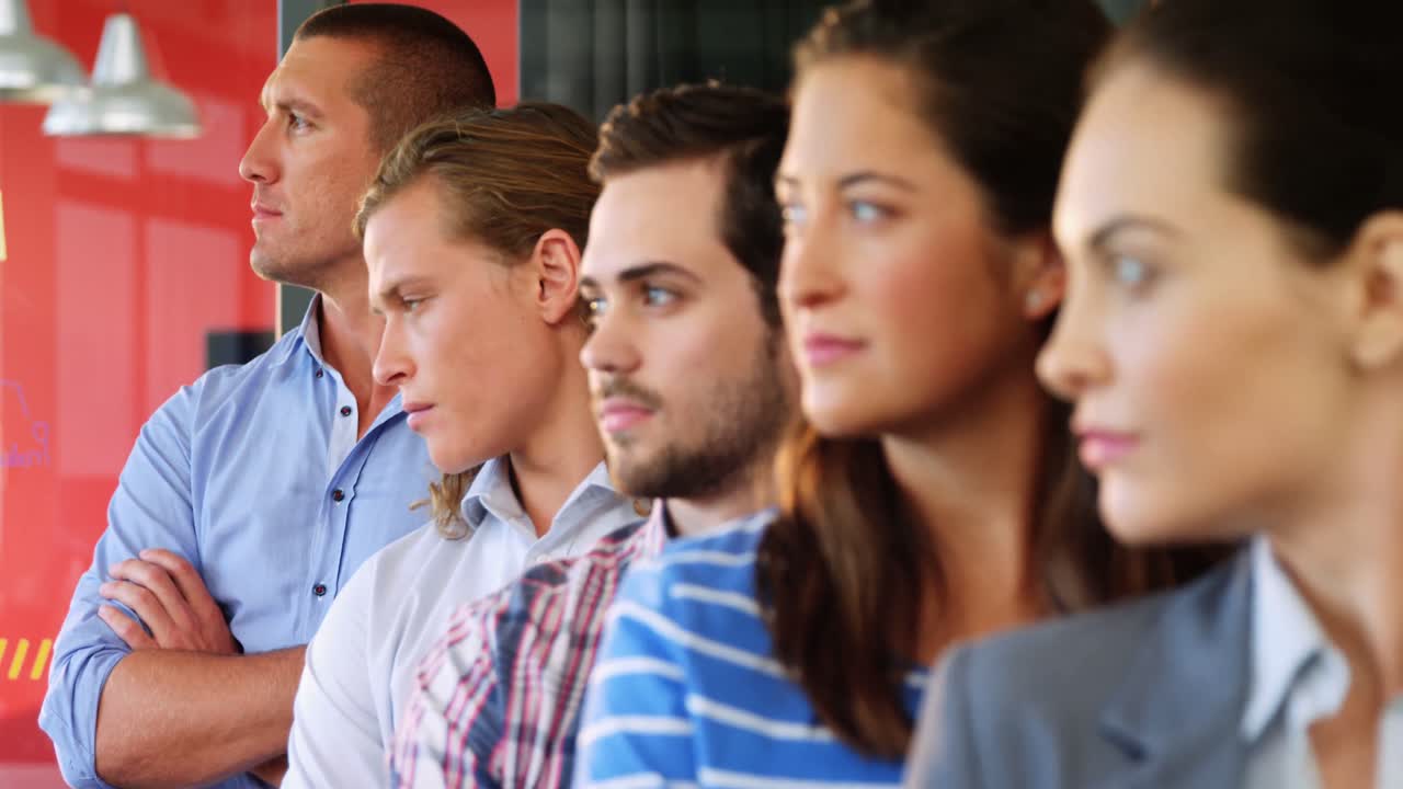 비즈니스 임원 들 이 사무실 에서 팔 을  ⁇ 고 서 있다