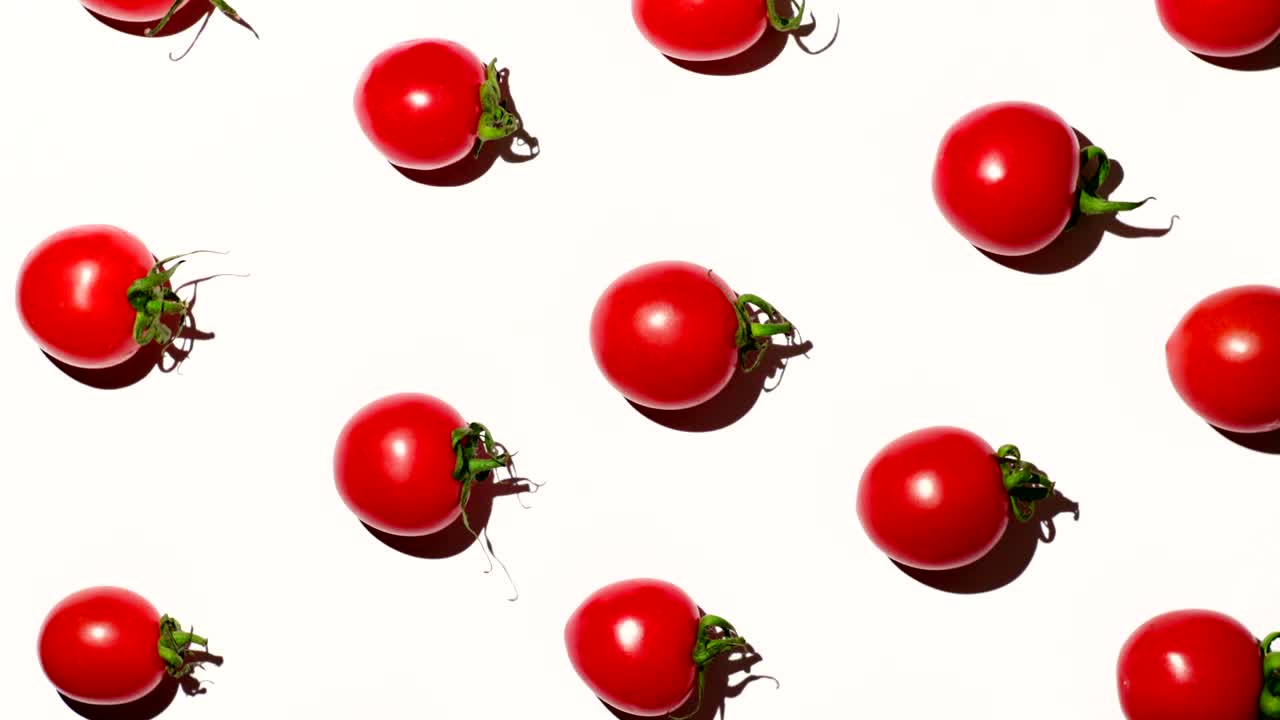 색 배경 위에 회전하는 체리 토마토