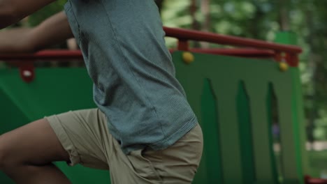 Zwei-Jungen-Spielen-An-Einem-Sommertag-Auf-Dem-Spielplatz.