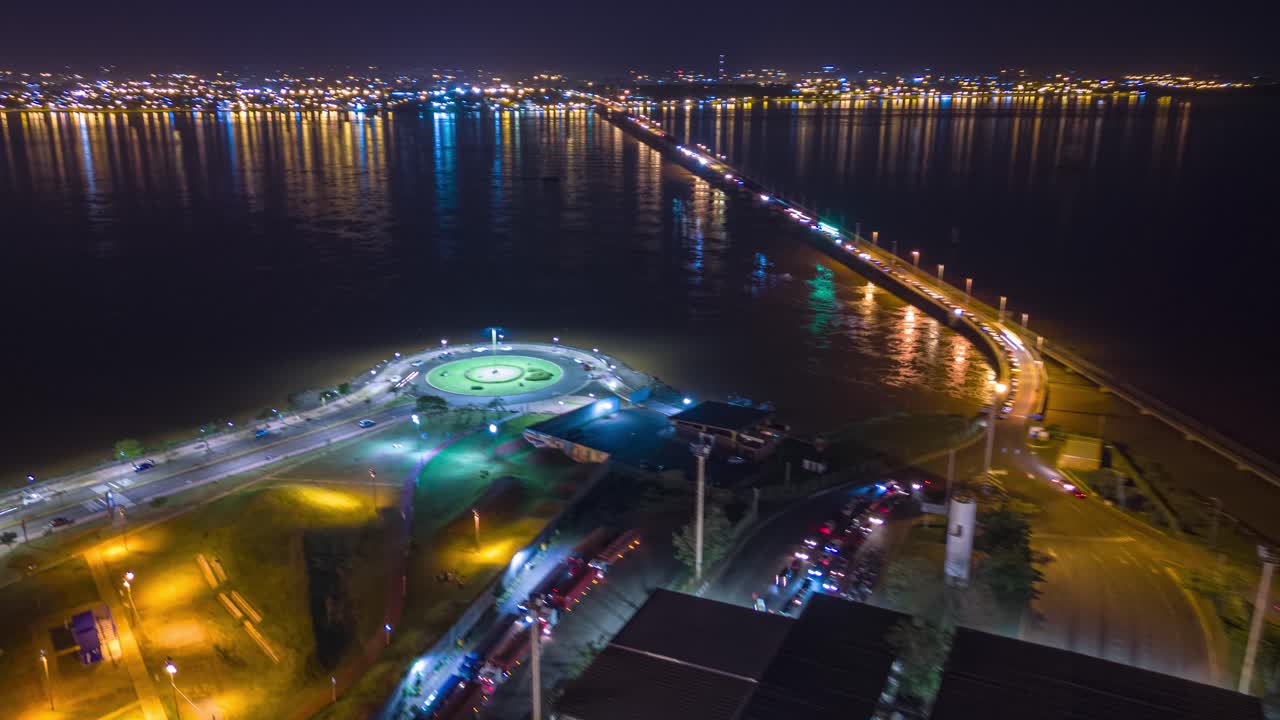 아르헨티나 와 파라과이 를 연결 하는 로케 곤잘레스 다리 의 야간 하이퍼  ⁇ 스