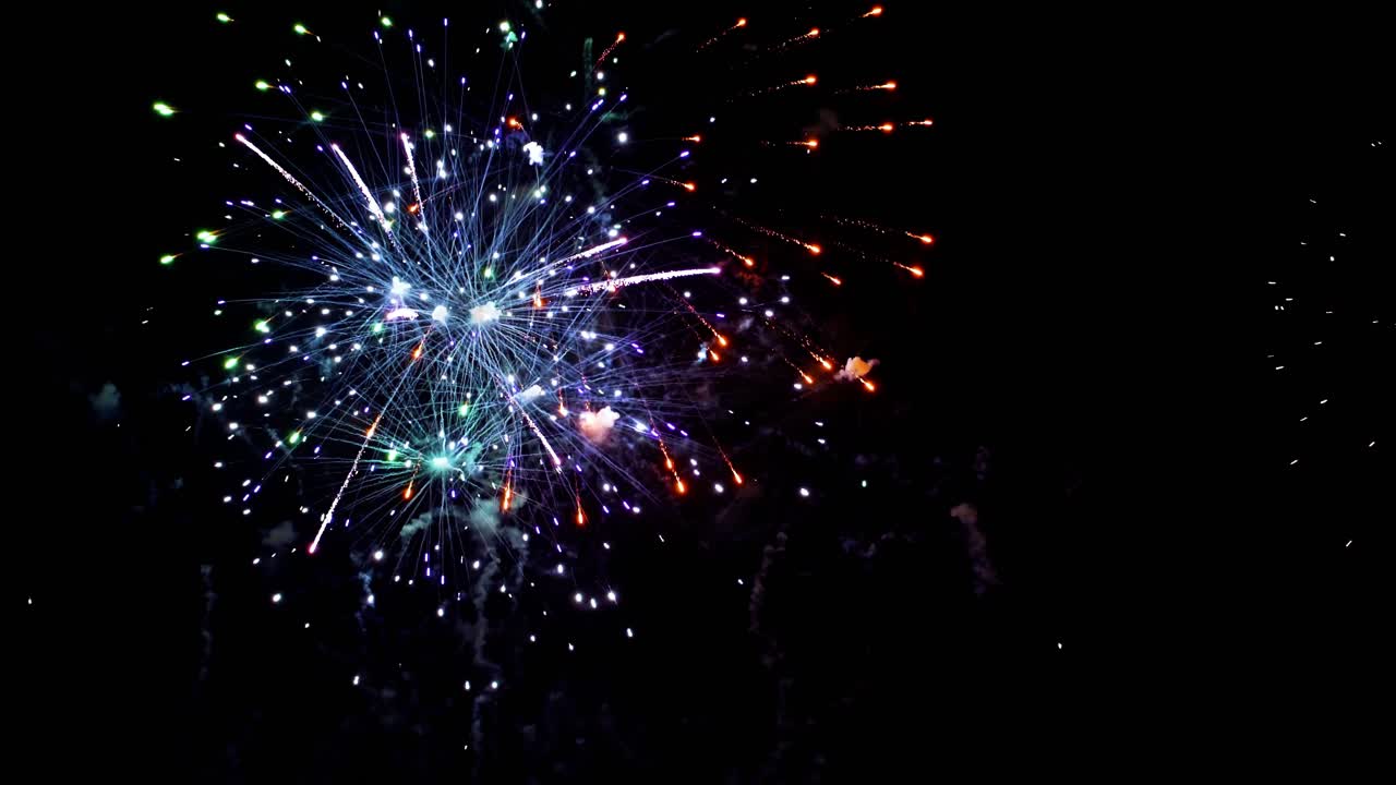 coloridos fuegos artificiales explotando en el cielo nocturno. celebraciones y eventos en colores brillantes.